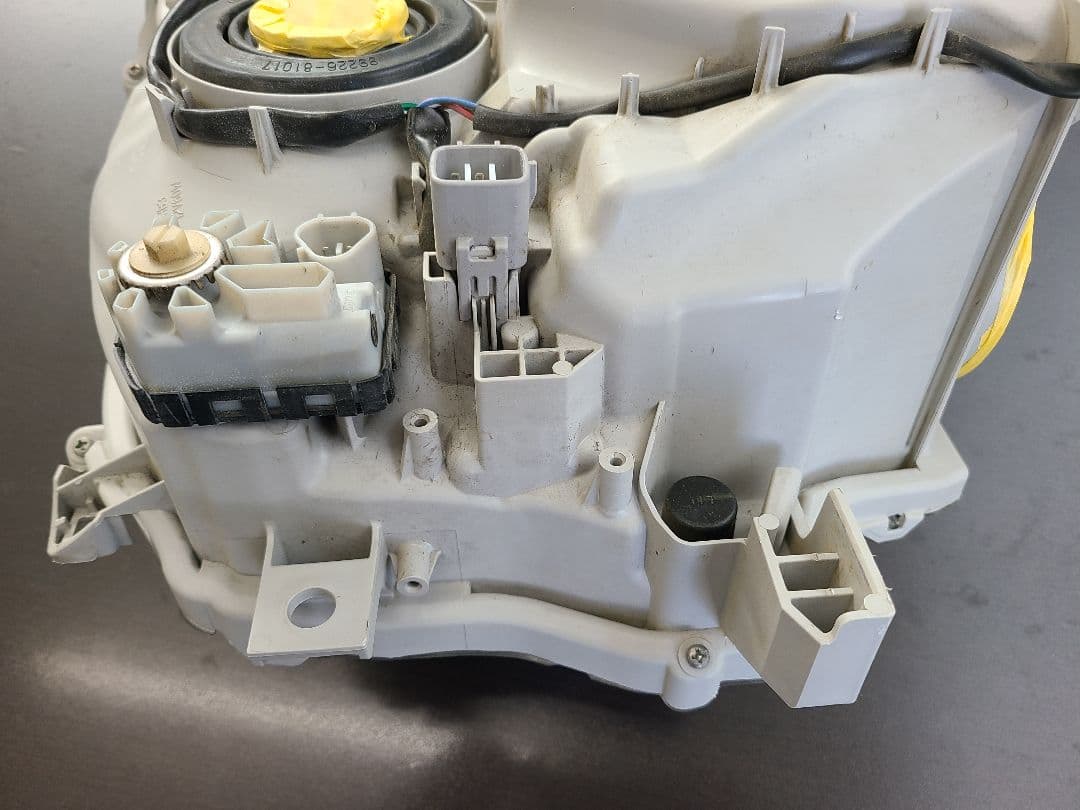 ハイエース　純正LED ヘッドライト 右側