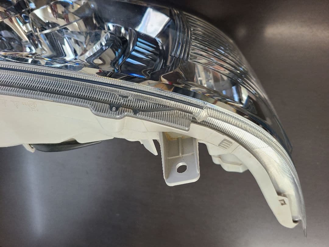 ハイエース　純正LED ヘッドライト 右側