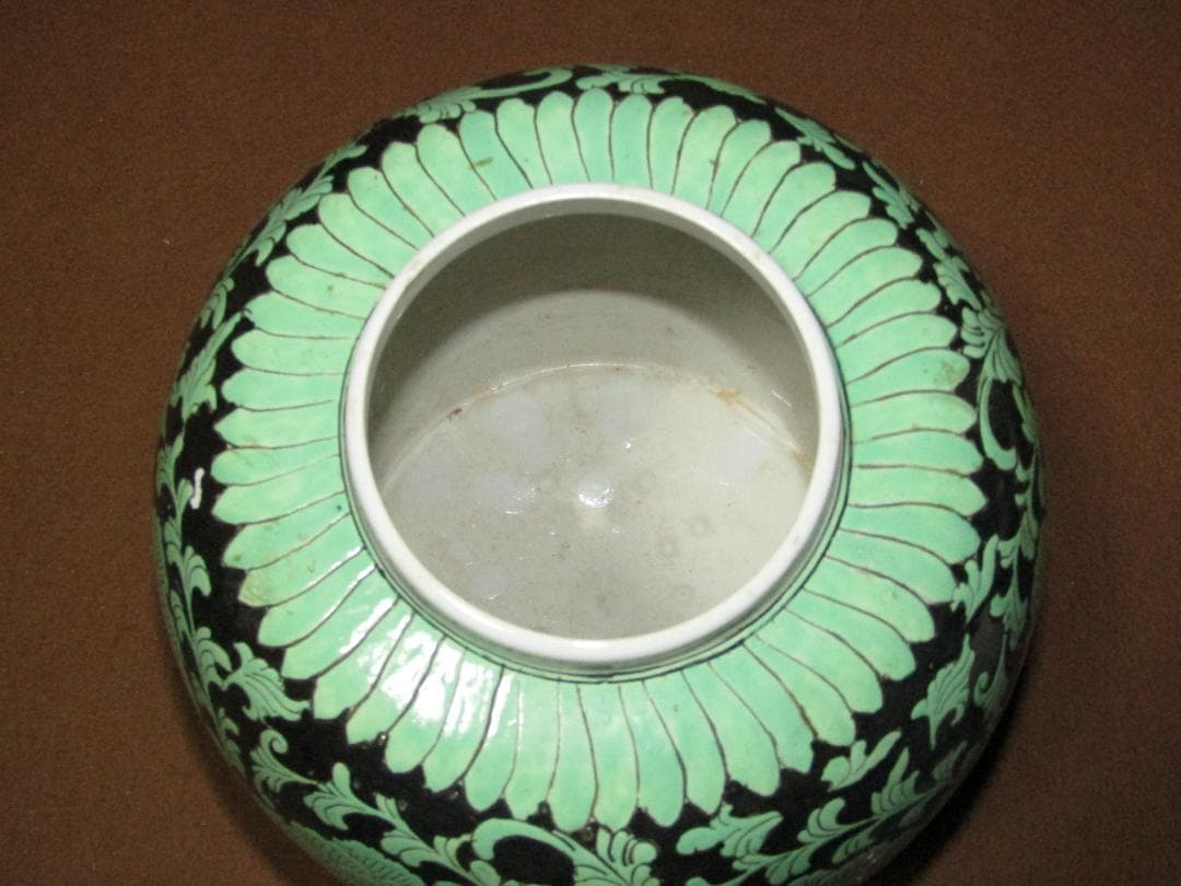 【中国古陶磁　雅玩珍蔵　蓋付茶壷　緑釉掻き落とし風絵付け　２６ｃｍ】