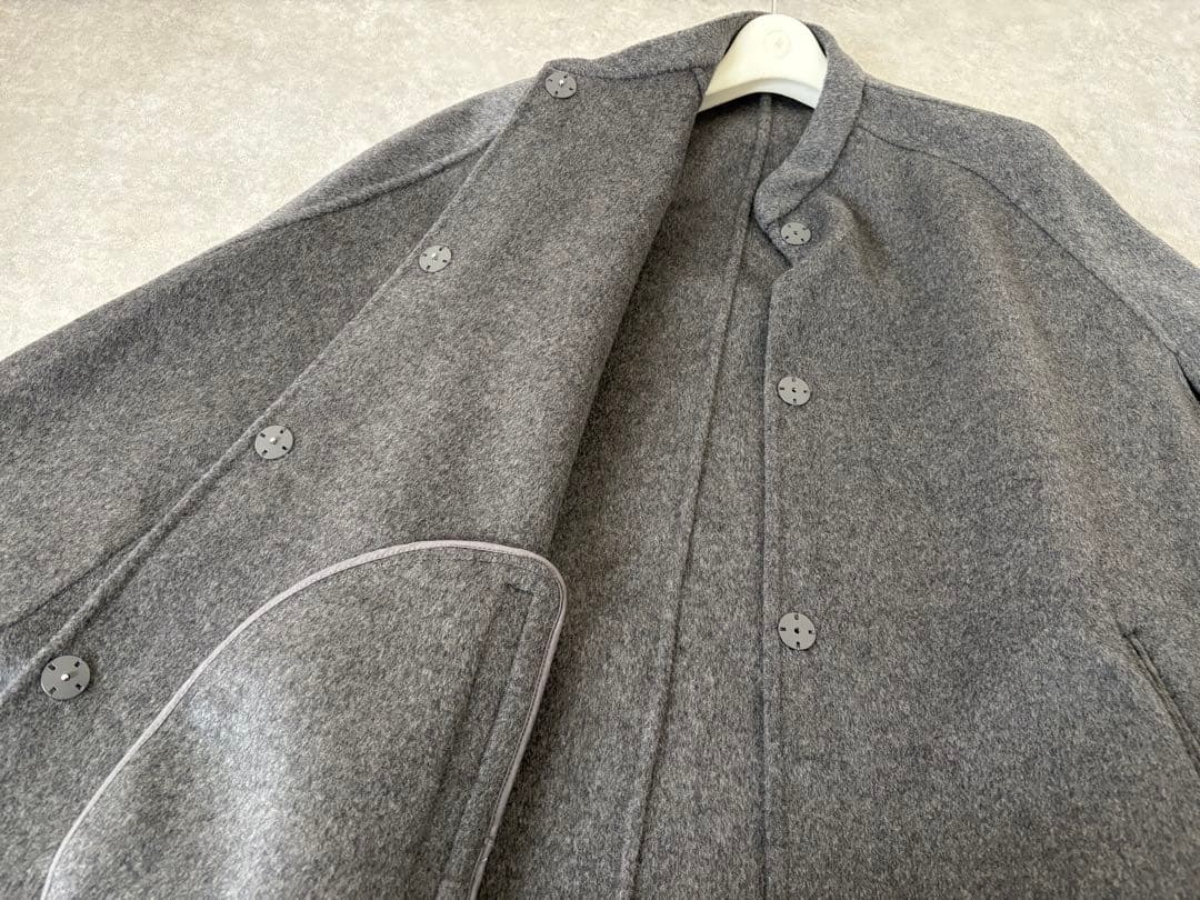 ミラオーウェン ウール混スタンドカラーリバーケープコート