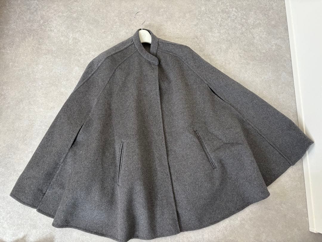 ミラオーウェン ウール混スタンドカラーリバーケープコート