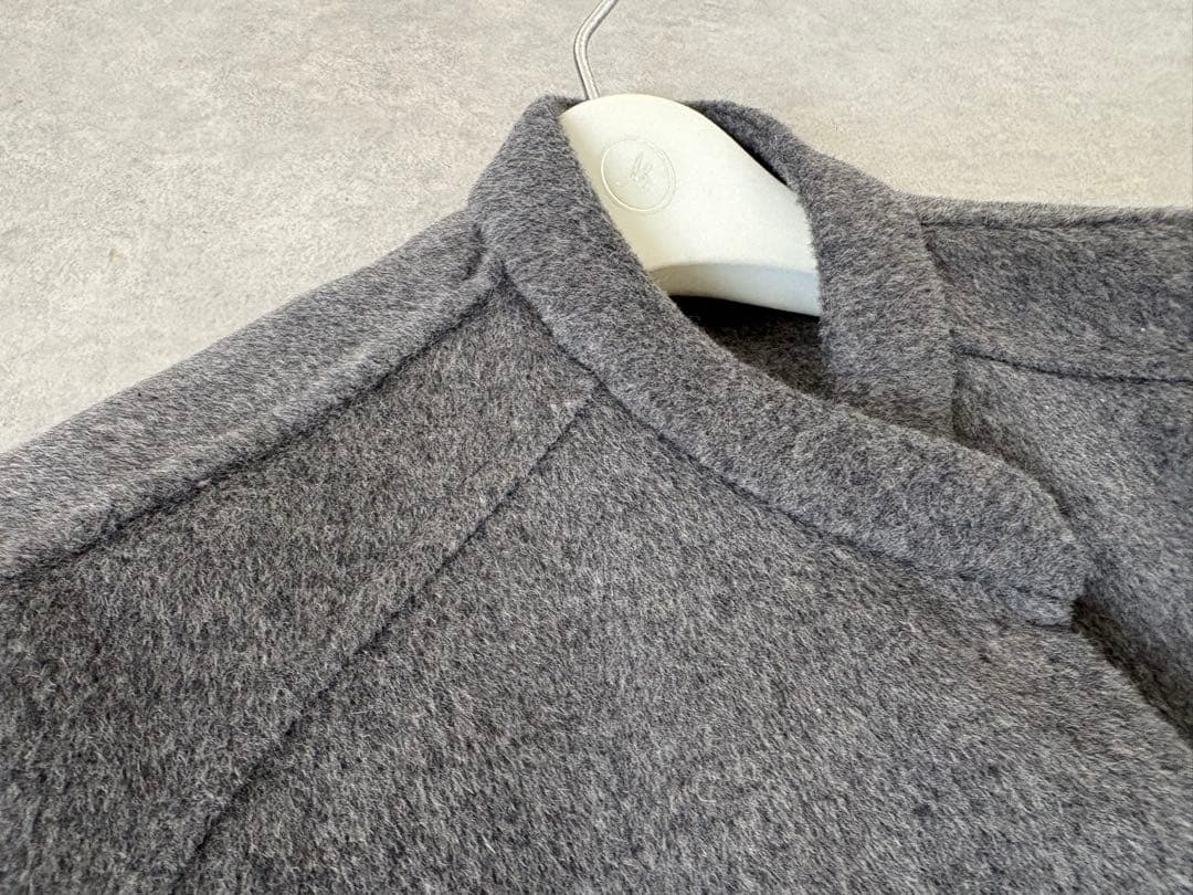 ミラオーウェン ウール混スタンドカラーリバーケープコート