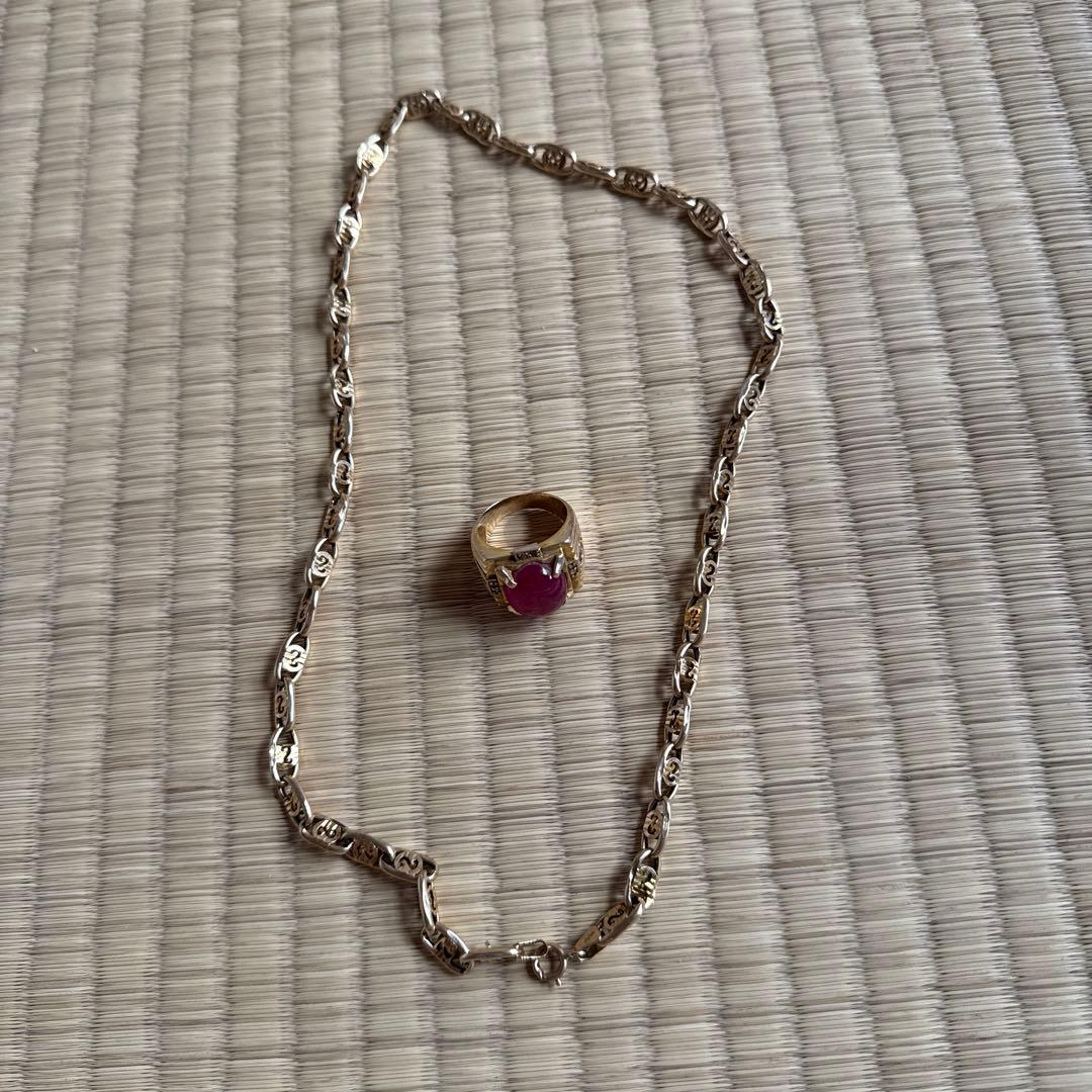 金の指輪と金のネックレス