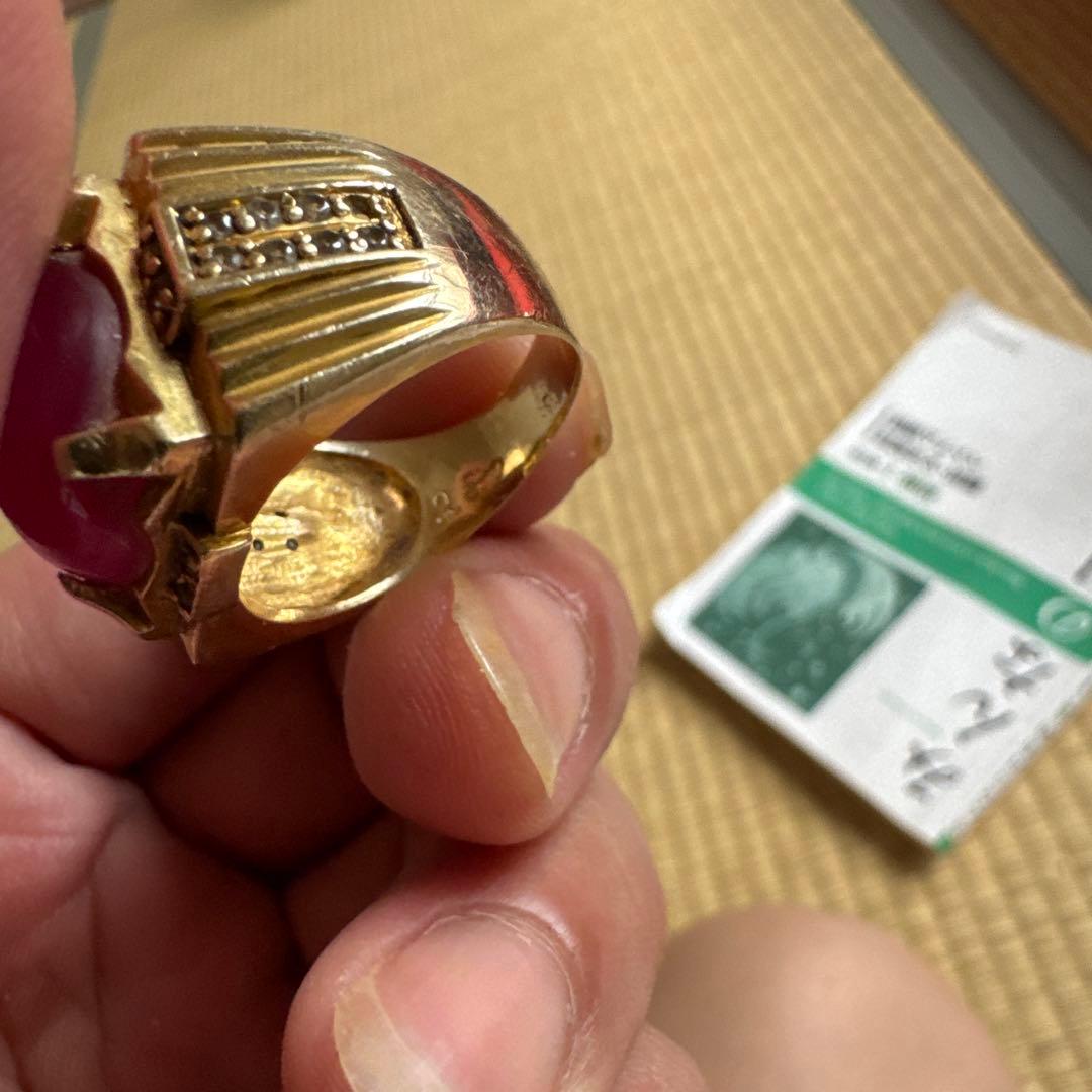 金の指輪と金のネックレス