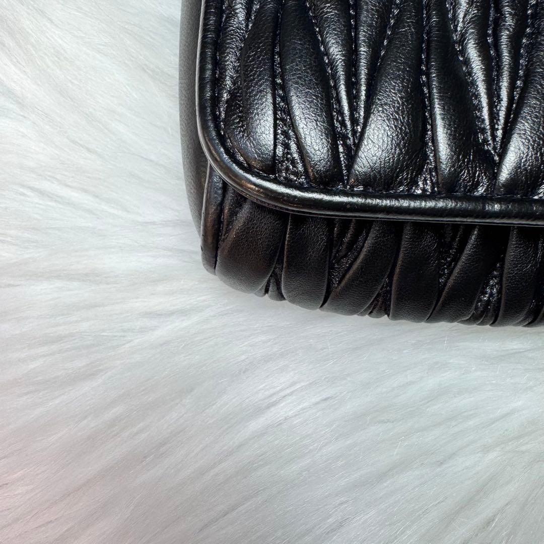 miu miu ミュウミュウ　マテラッセ　レザー　ショルダーバッグ　ブラック　黒