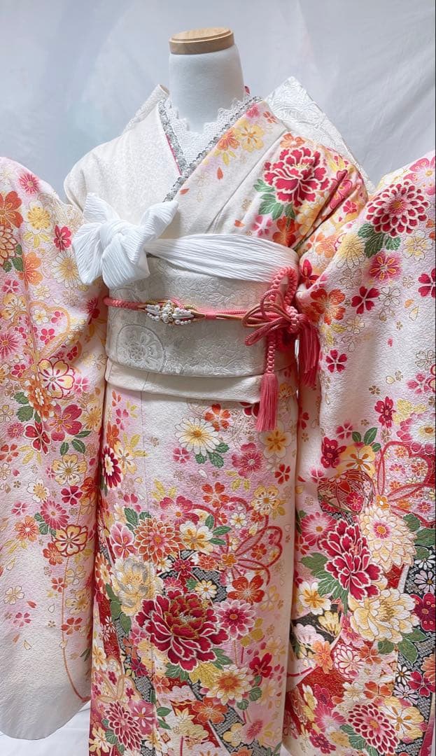 白地に赤とピンクの花柄 振袖フルセット　振袖　振袖セット　成人式　振袖6点セット