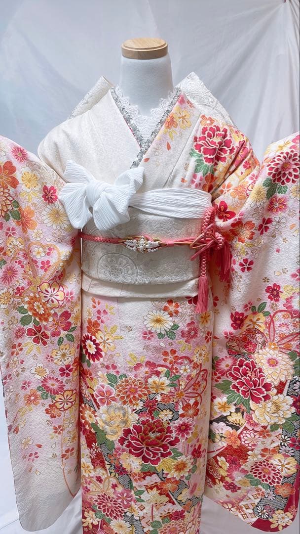 白地に赤とピンクの花柄 振袖フルセット　振袖　振袖セット　成人式　振袖6点セット