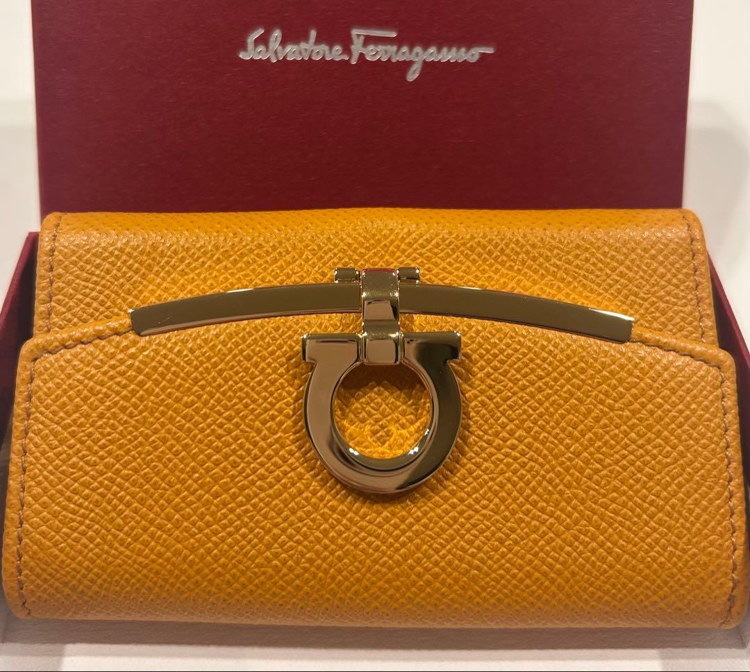 Salvatore Ferragamo イエローレザーキーケース