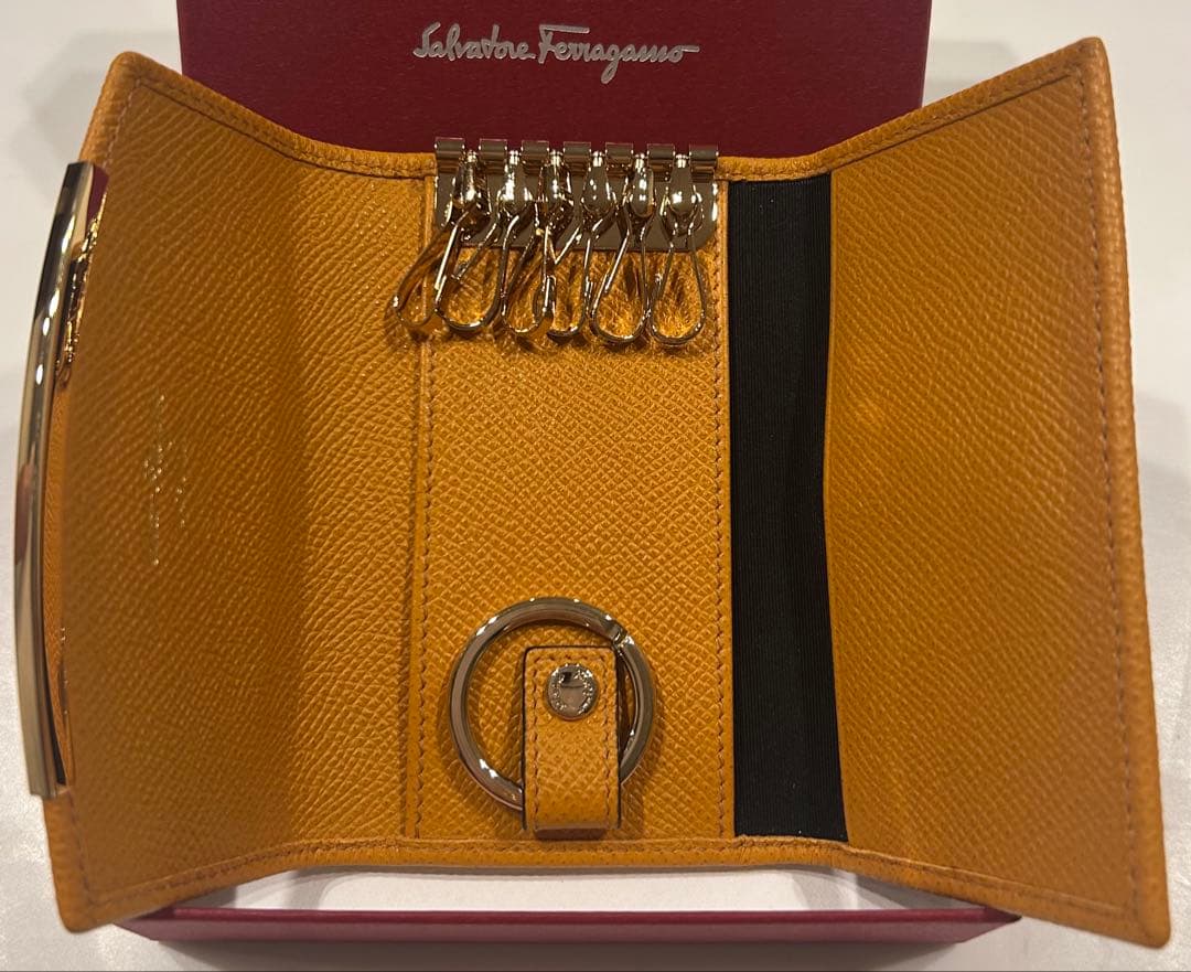 Salvatore Ferragamo イエローレザーキーケース