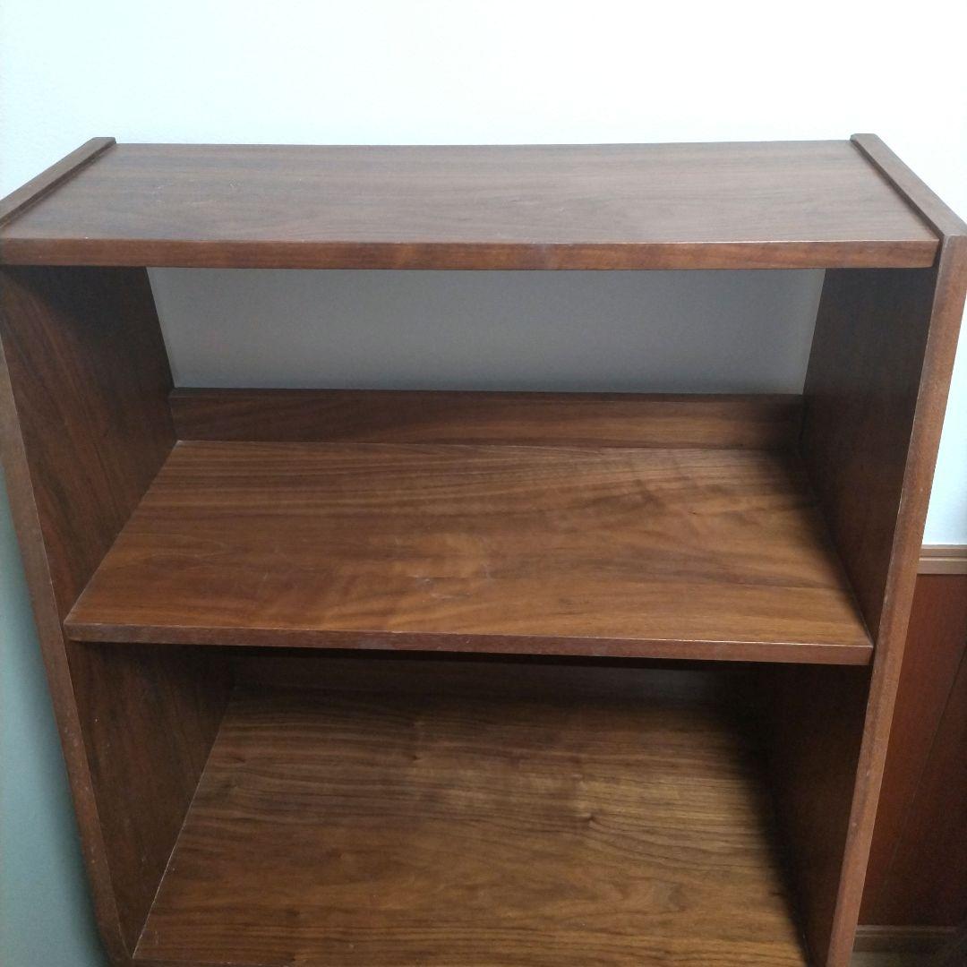 ブラウン木製キャビネット ガラス扉付き