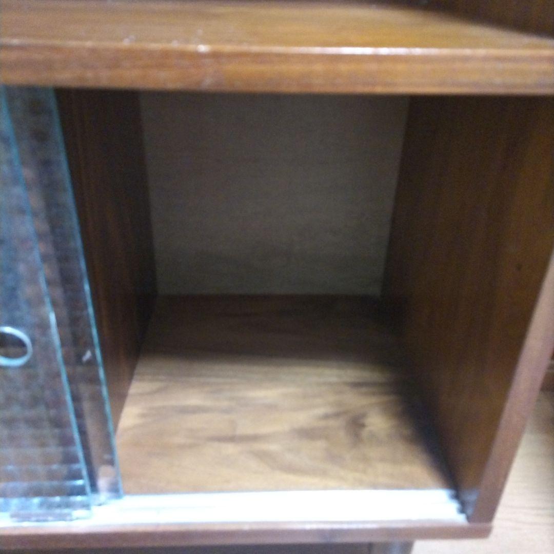 ブラウン木製キャビネット ガラス扉付き