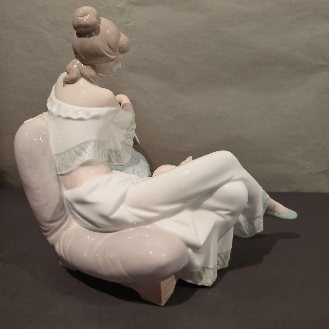 ♢LLADRO♢リヤドロ　 NO.6768　 読書のお供 　　女性と猫　読書