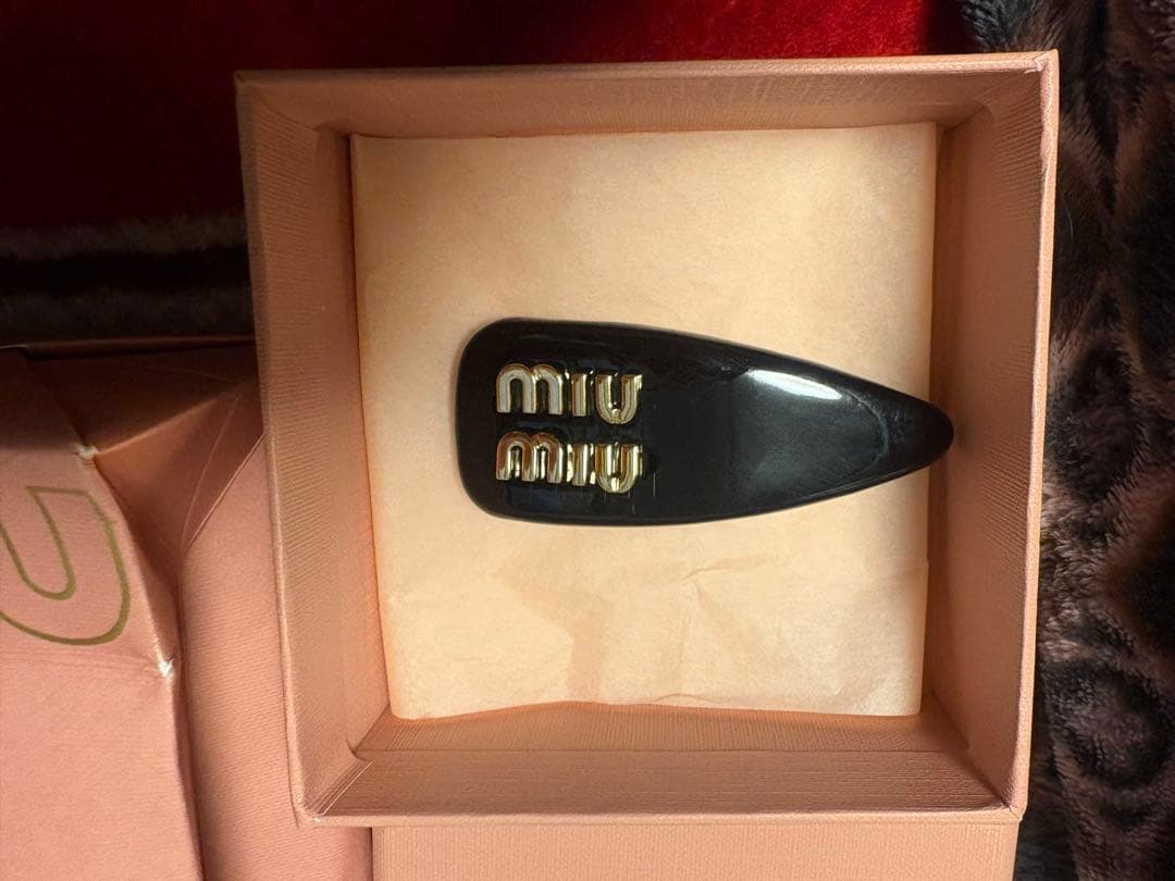 miu miu ロゴ入りヘアピン 黒