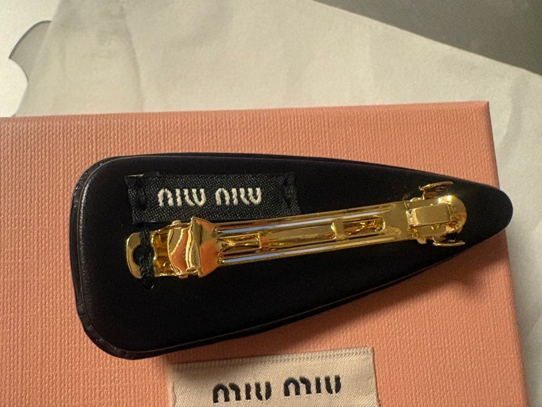 miu miu ロゴ入りヘアピン 黒