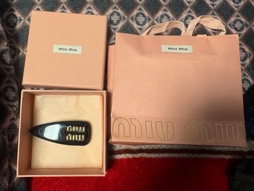 miu miu ロゴ入りヘアピン 黒