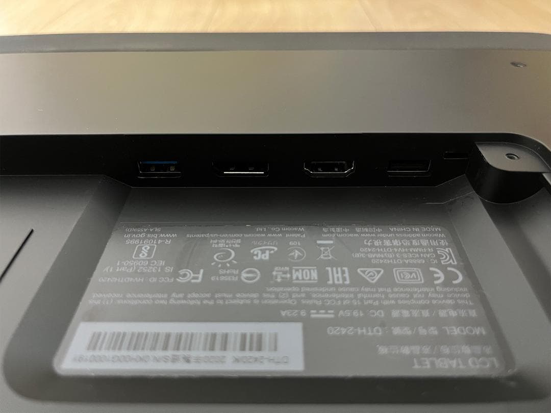 液タブ・ペンタブ Wacom Cintiq Pro 24 touch DTH-2420/K0