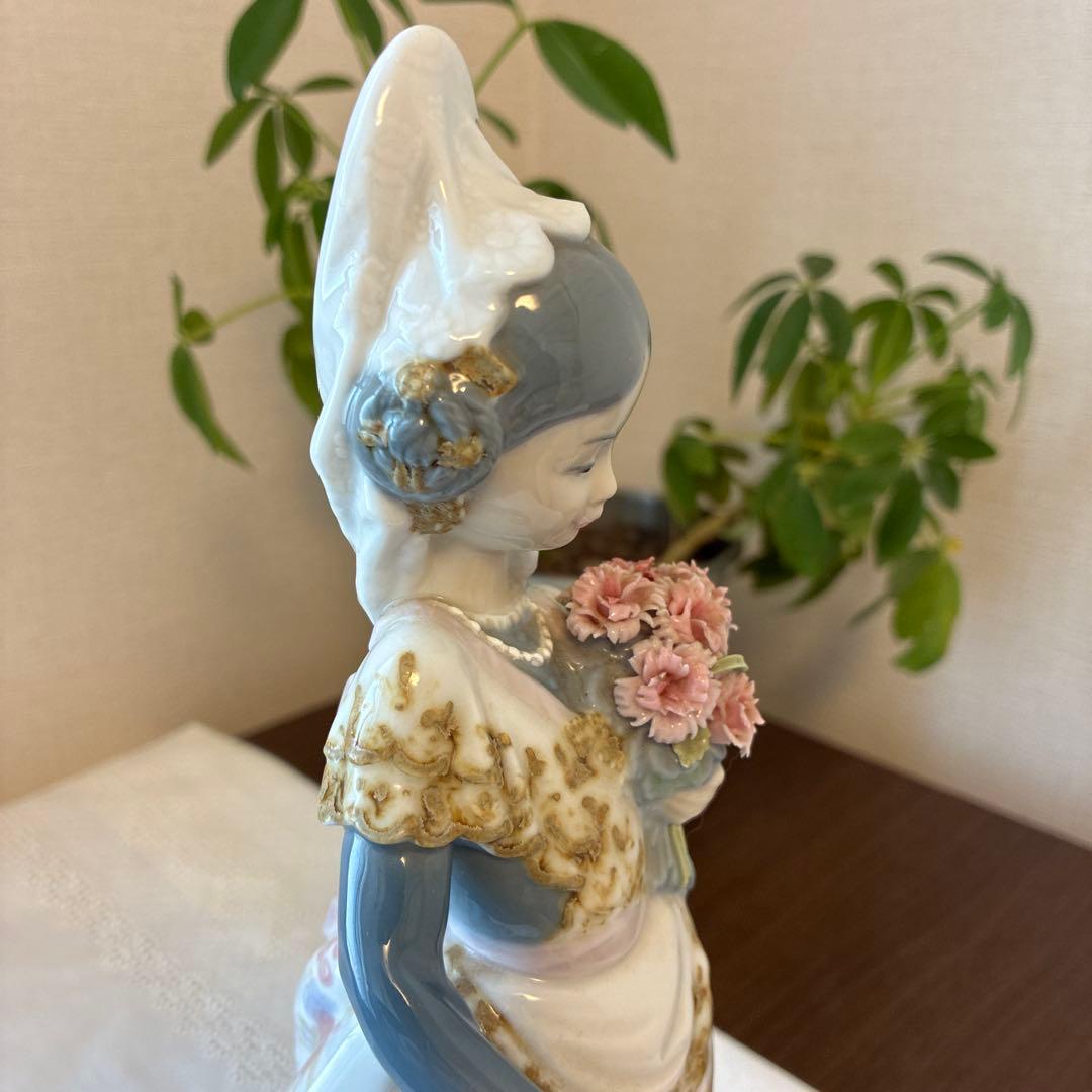 リヤドロ 花束を持つ少女