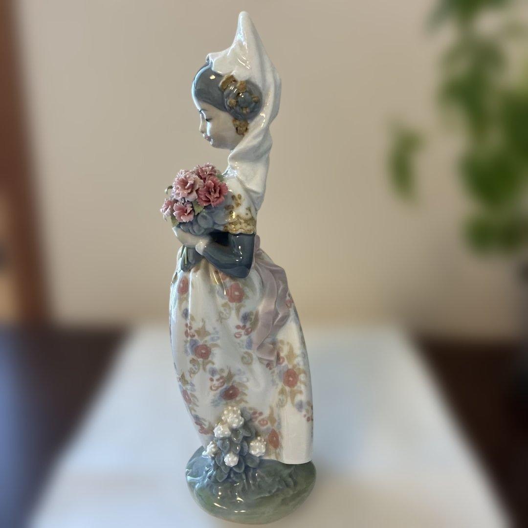 リヤドロ 花束を持つ少女