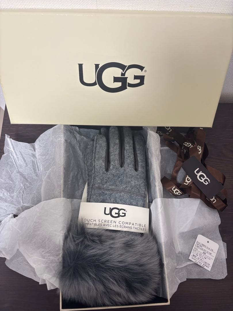 なりカツ UGG グレー 手袋