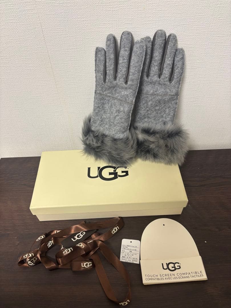なりカツ UGG グレー 手袋