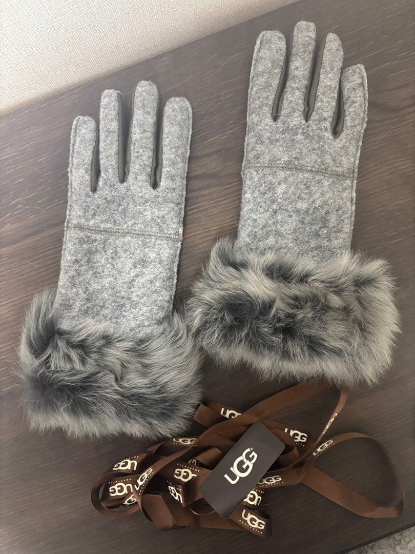 なりカツ UGG グレー 手袋