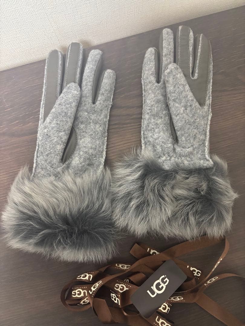 なりカツ UGG グレー 手袋