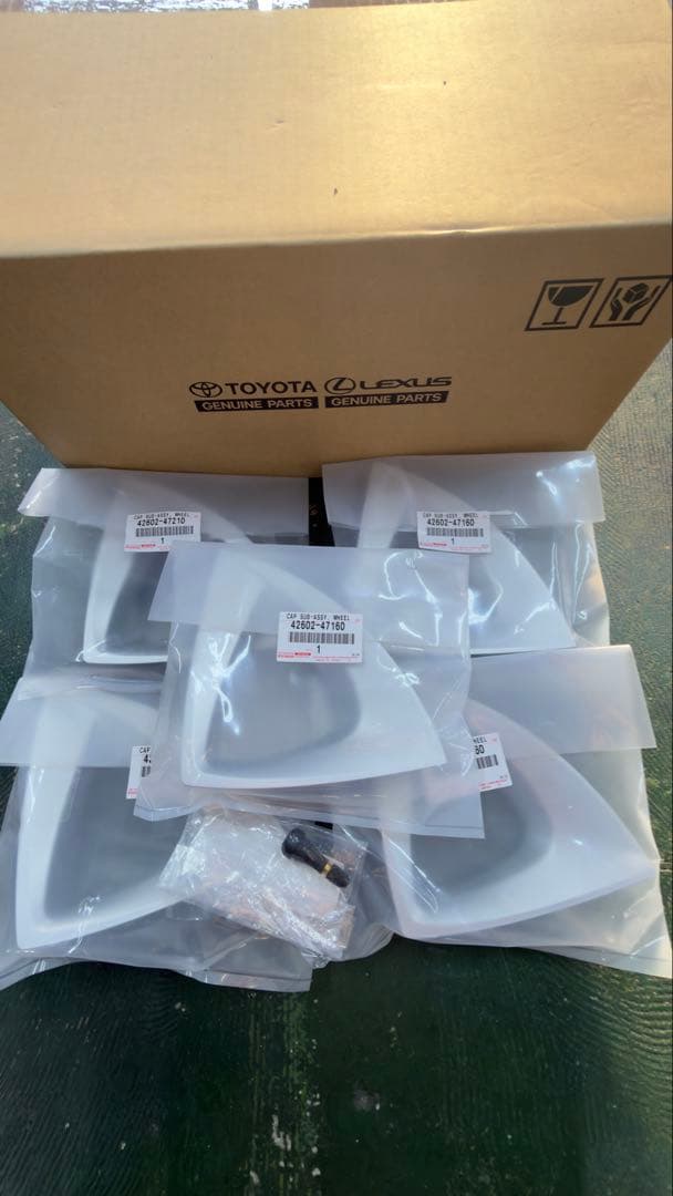 送料込み‼️プリウス50前期ツーリングホイール新品未使用未開封 純正パーツ付