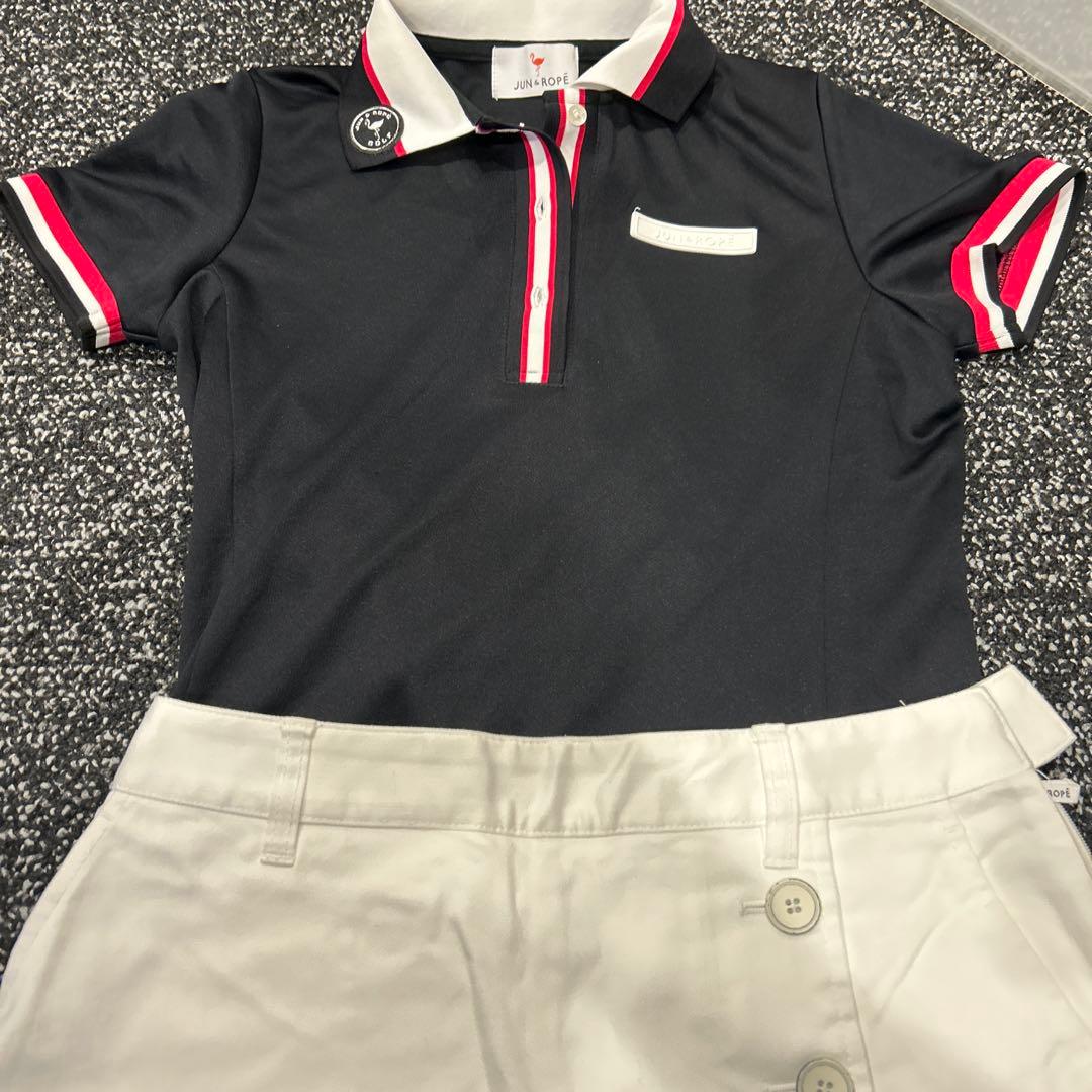 ポロシャツとボタン付きスカートのセット