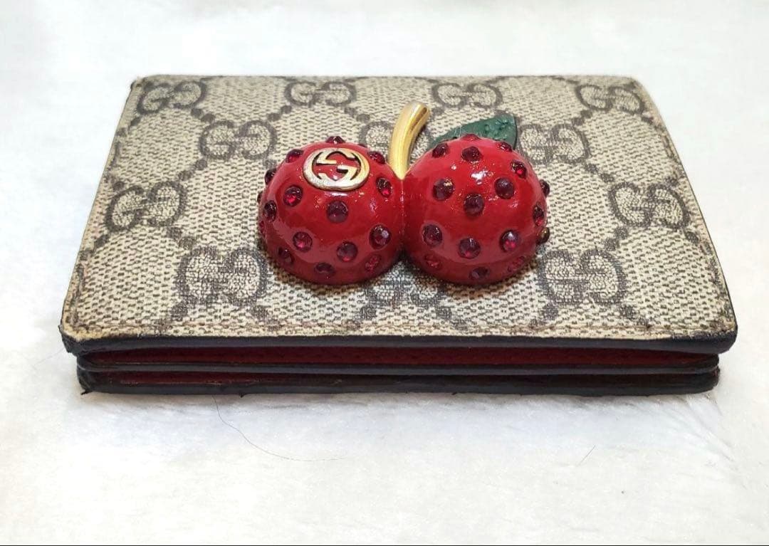 美品 グッチ GGスプリーム 2つ折り財布 チェリー インターロッキング