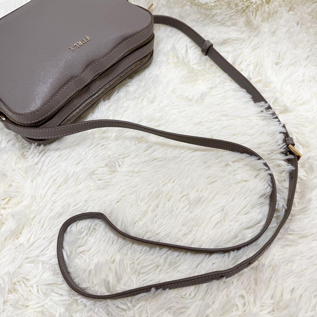 ✨保証書付き✨フルラ リリー カメラバック 斜めがけ レザー グレージュ