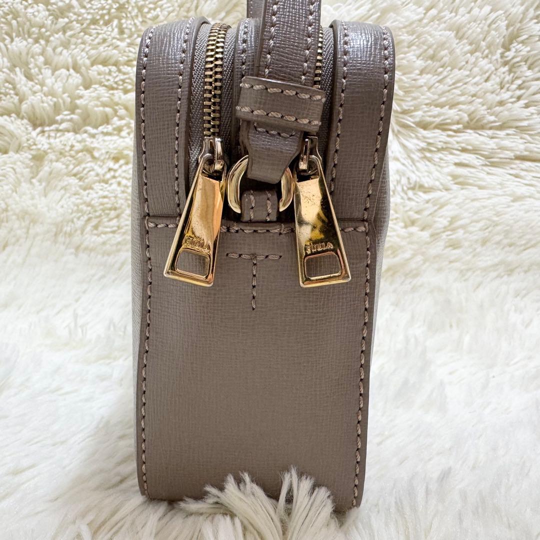 ✨保証書付き✨フルラ リリー カメラバック 斜めがけ レザー グレージュ