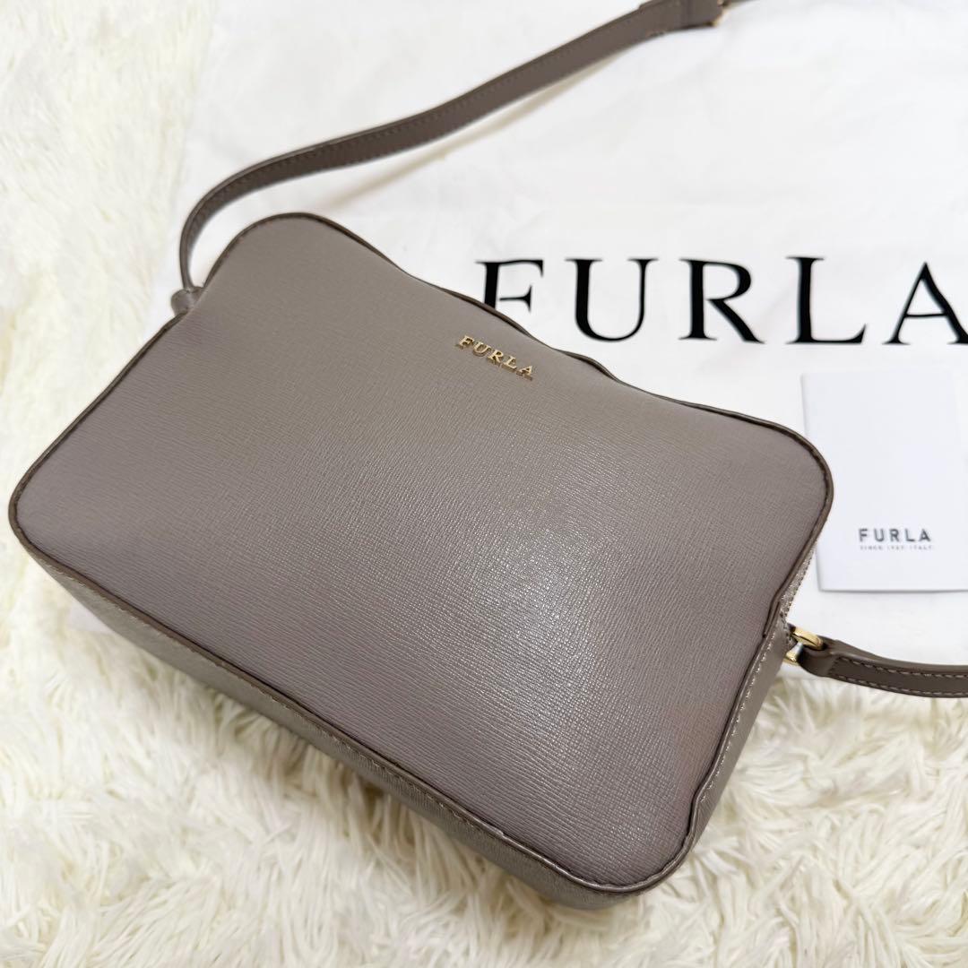 ✨保証書付き✨フルラ リリー カメラバック 斜めがけ レザー グレージュ