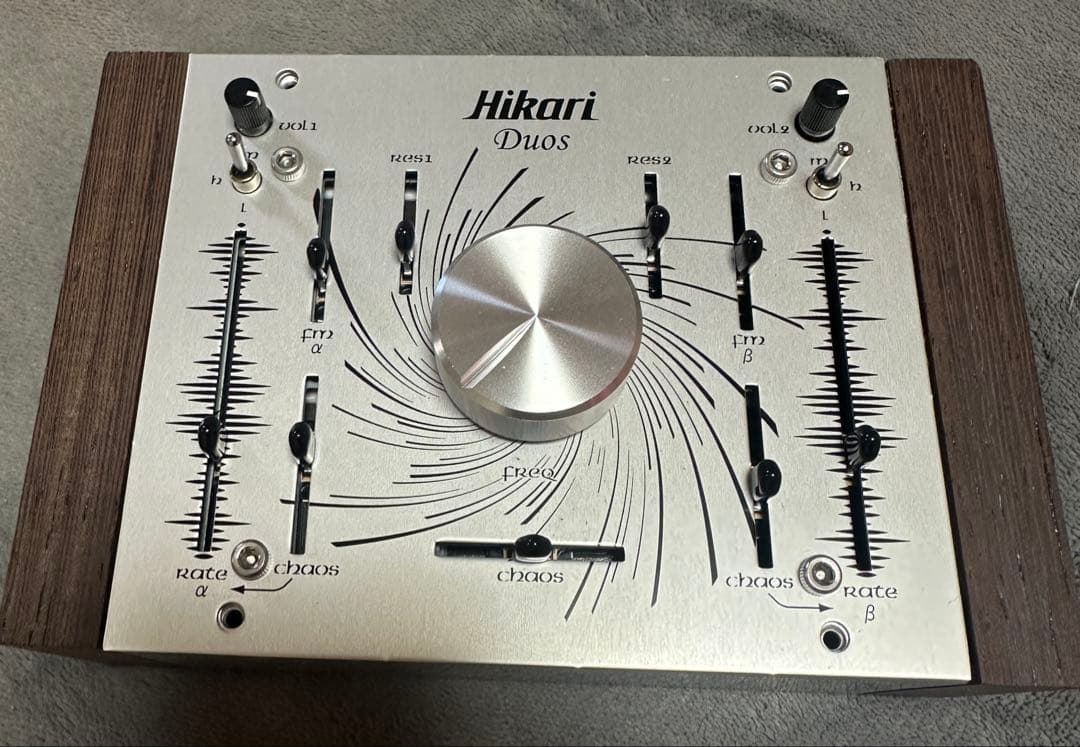 Hikari Instruments Duosモジュラーシンセサイザー