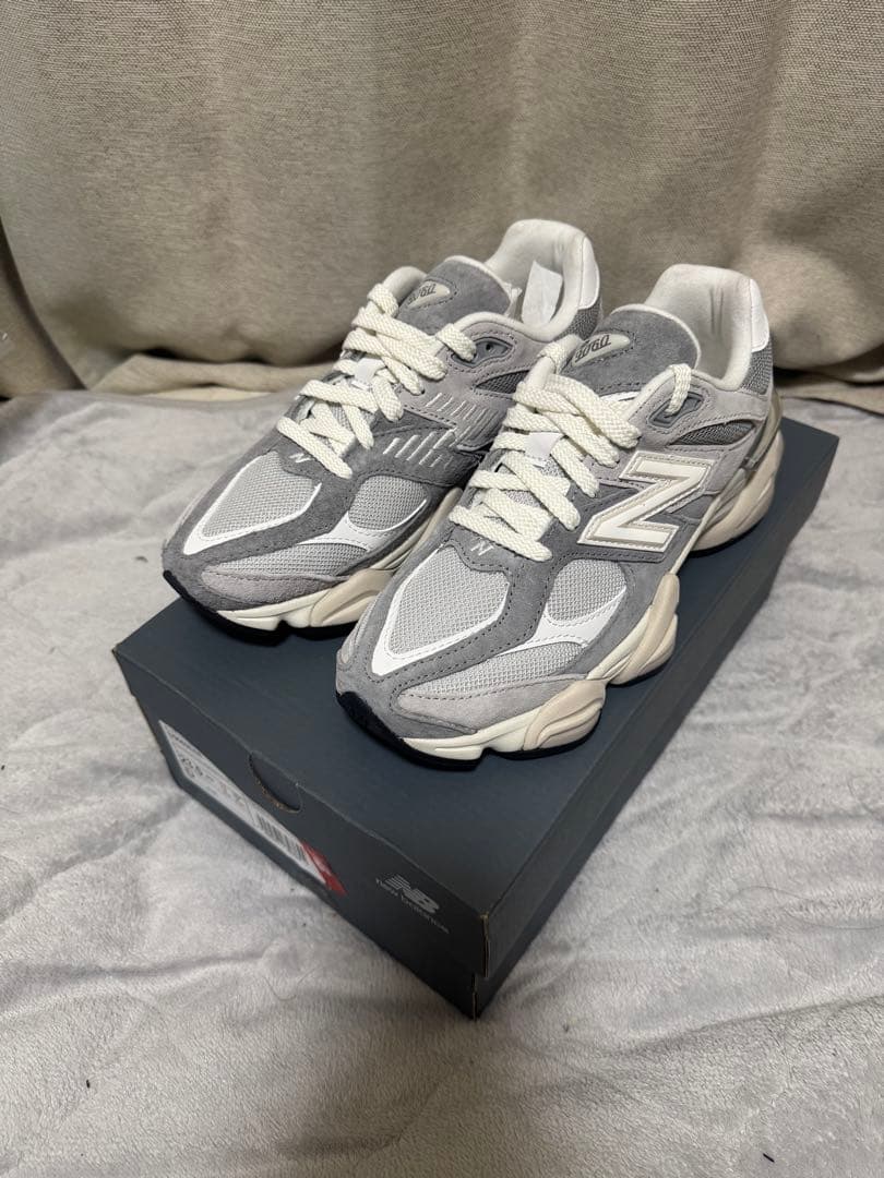 New Balance 9060 グレー/ホワイト