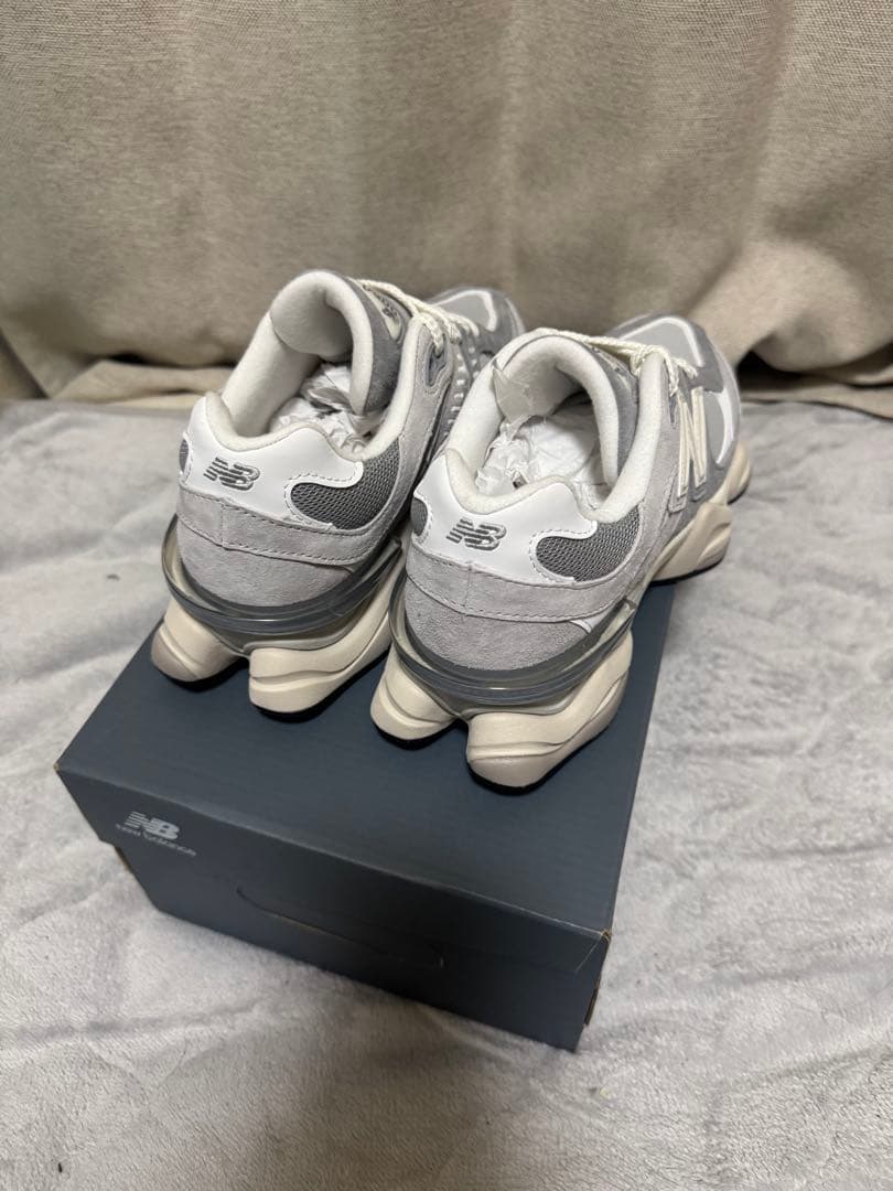 New Balance 9060 グレー/ホワイト