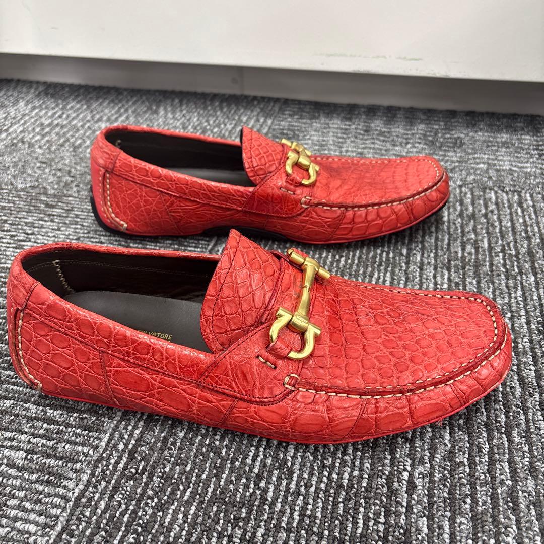 Ferragamo レッド クロコダイル風ローファー