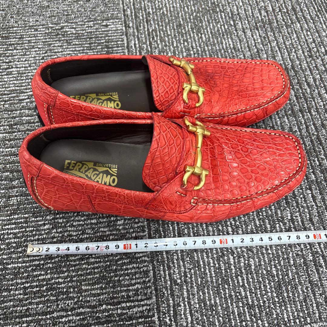 Ferragamo レッド クロコダイル風ローファー