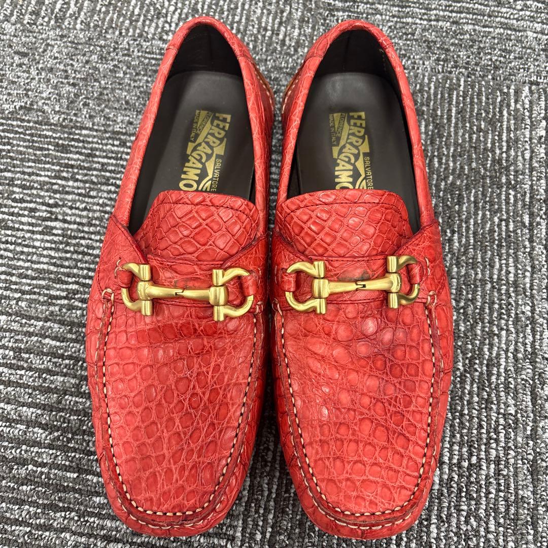 Ferragamo レッド クロコダイル風ローファー