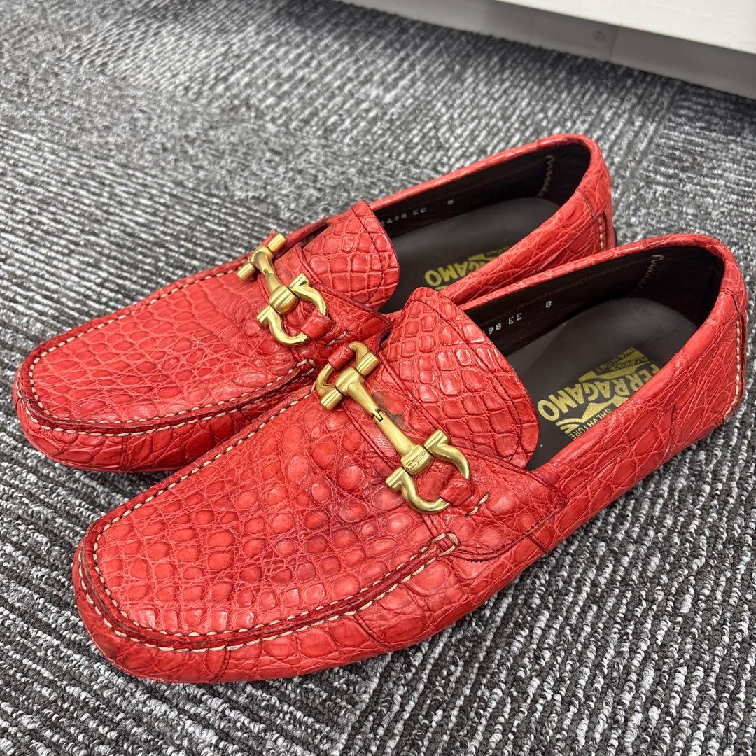 Ferragamo レッド クロコダイル風ローファー