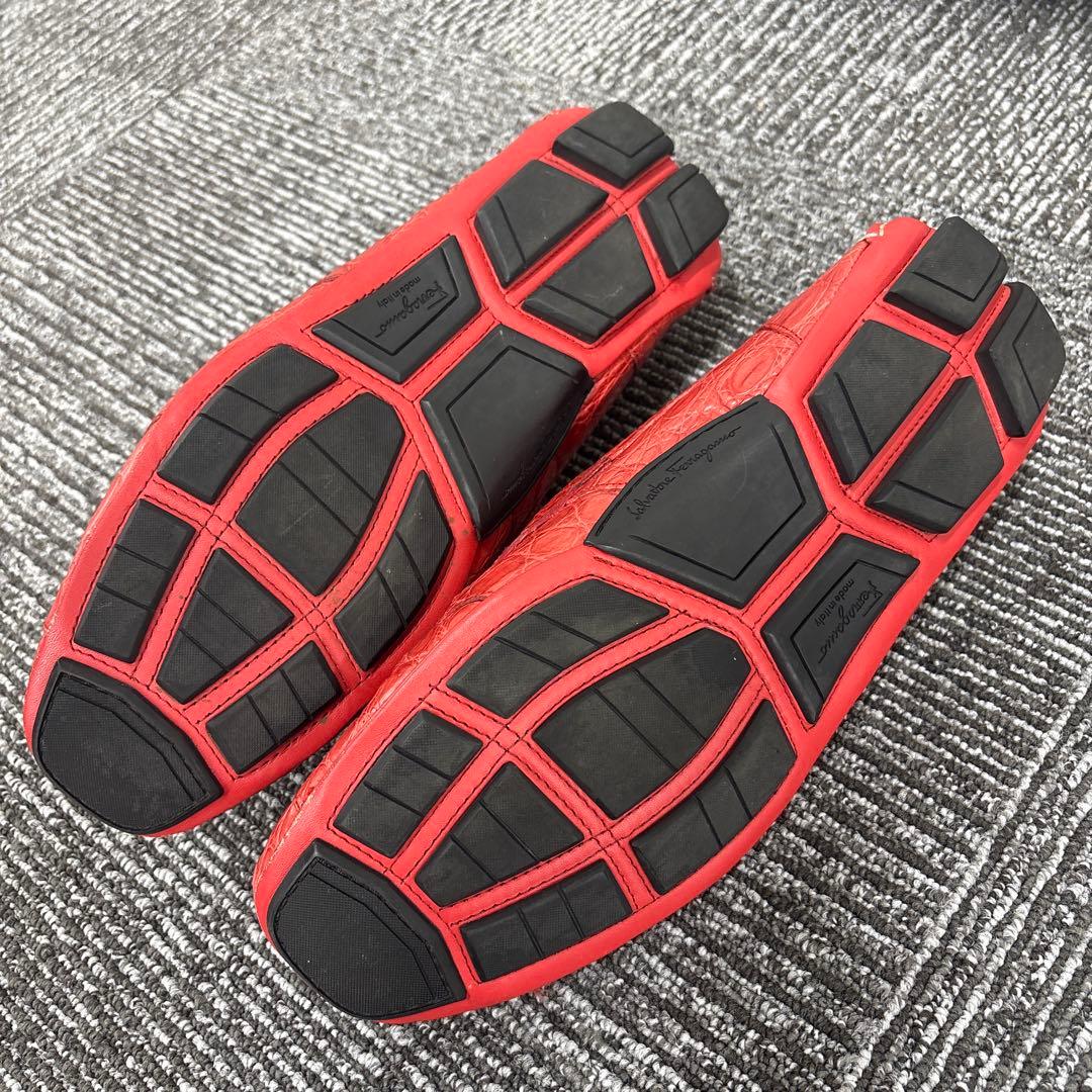 Ferragamo レッド クロコダイル風ローファー