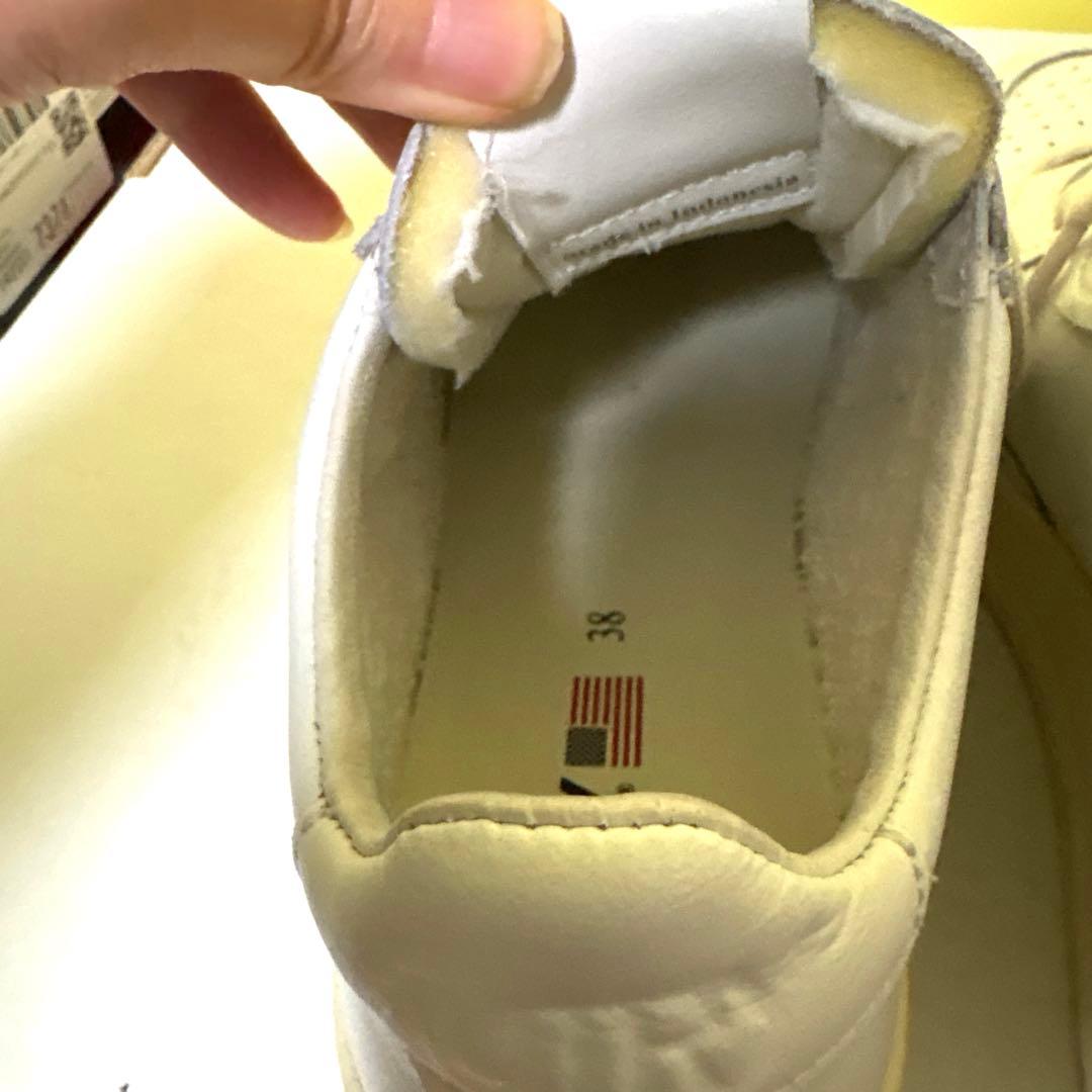 AUTRY ホワイトスニーカー　シシクイ