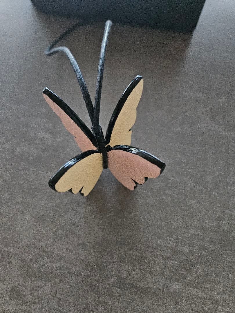 ヴァレクストラ　バタフライチャーム　ソフトカーフスキン