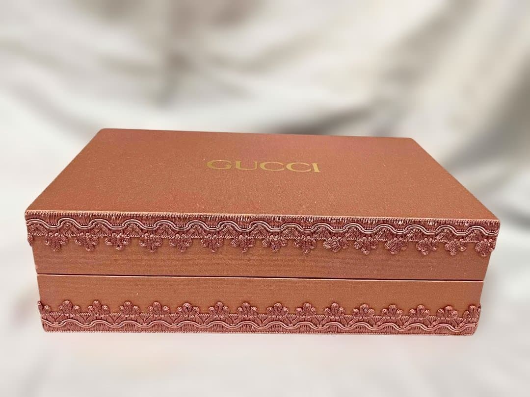 お*)様 GUCCI ポーチ 巾着 箱 グリーンサテン クラッチバッグ