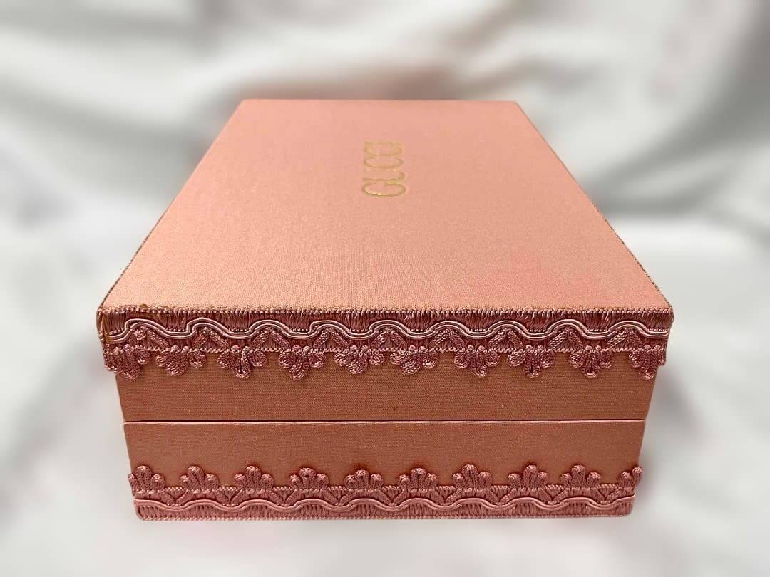 お*)様 GUCCI ポーチ 巾着 箱 グリーンサテン クラッチバッグ