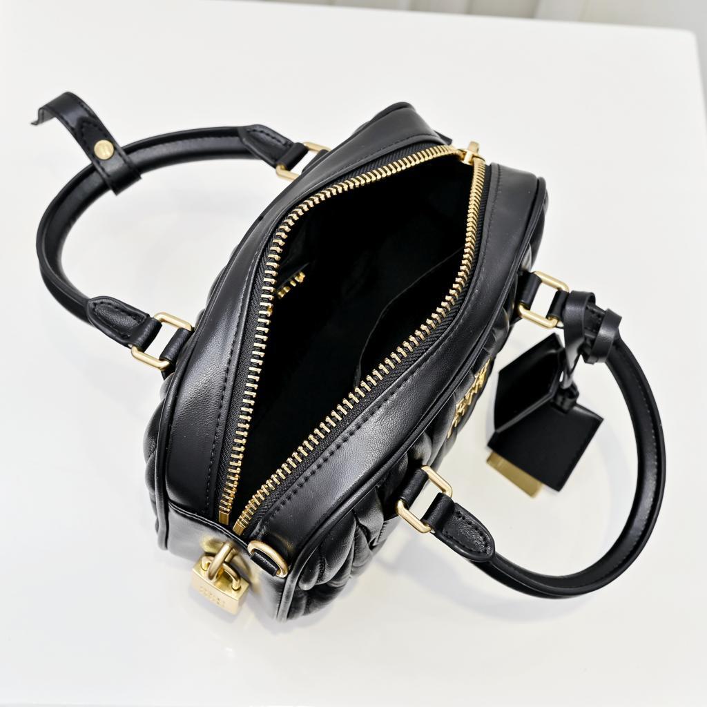 ブラック キルティングショルダーバッグ