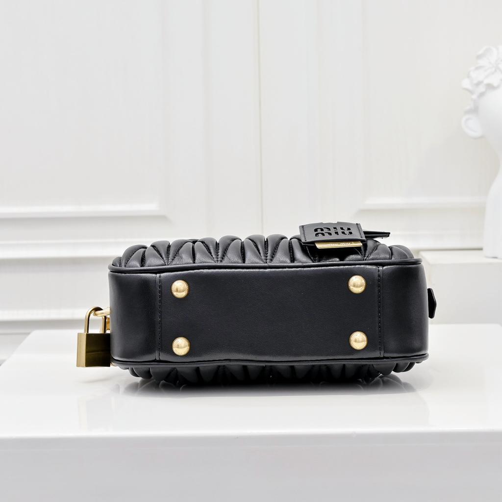 ブラック キルティングショルダーバッグ