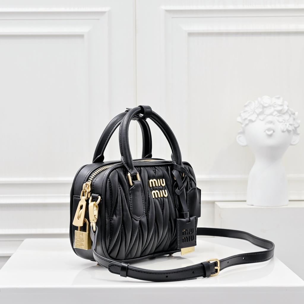 ブラック キルティングショルダーバッグ