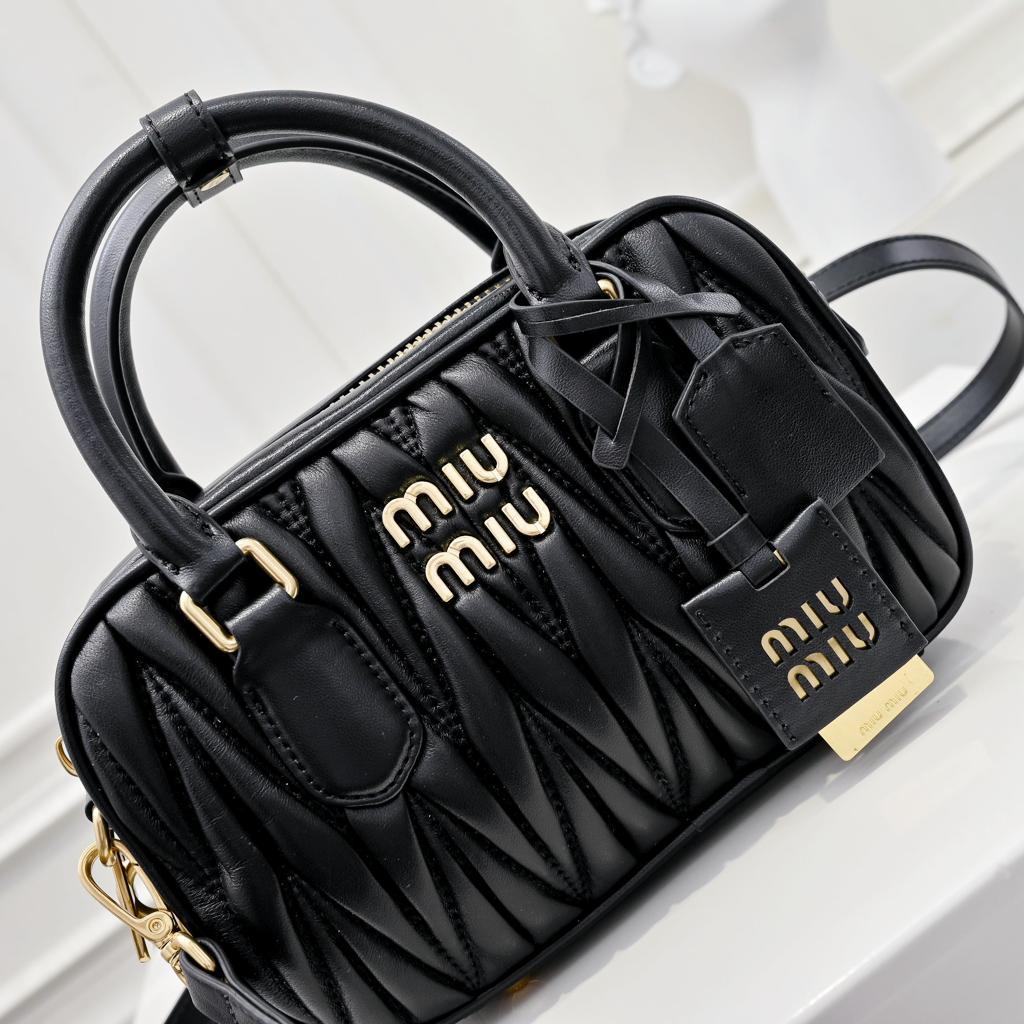 ブラック キルティングショルダーバッグ