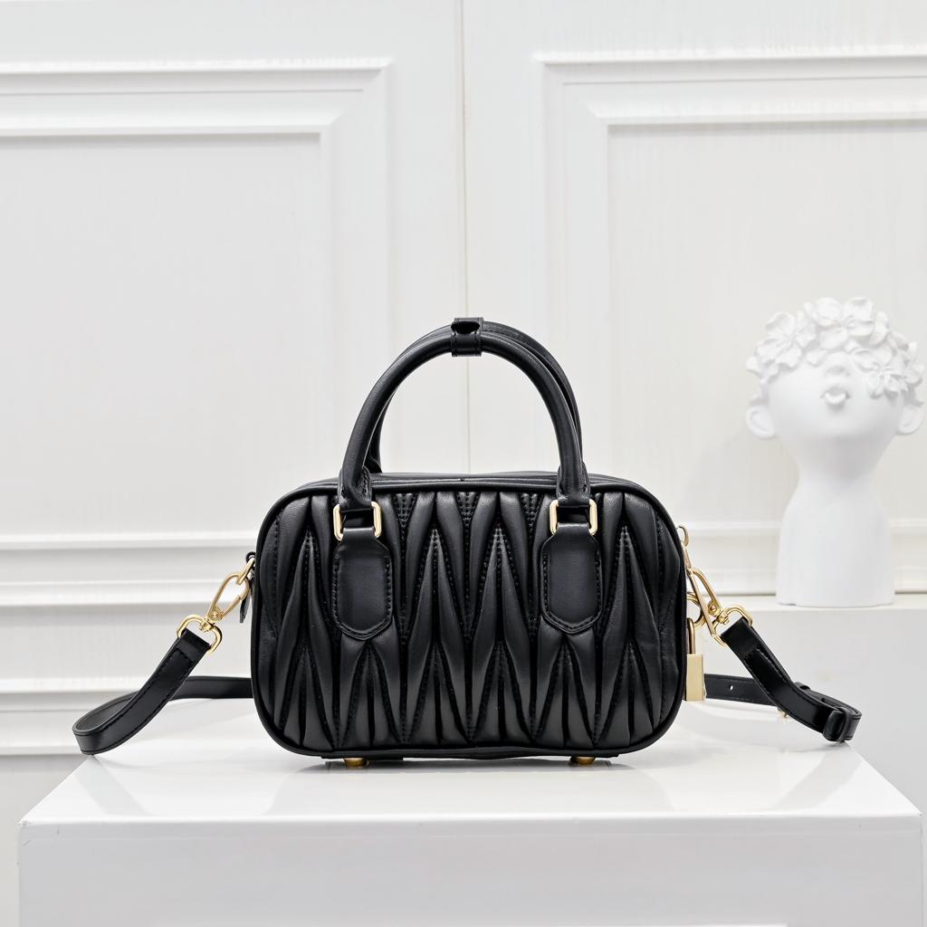 ブラック キルティングショルダーバッグ