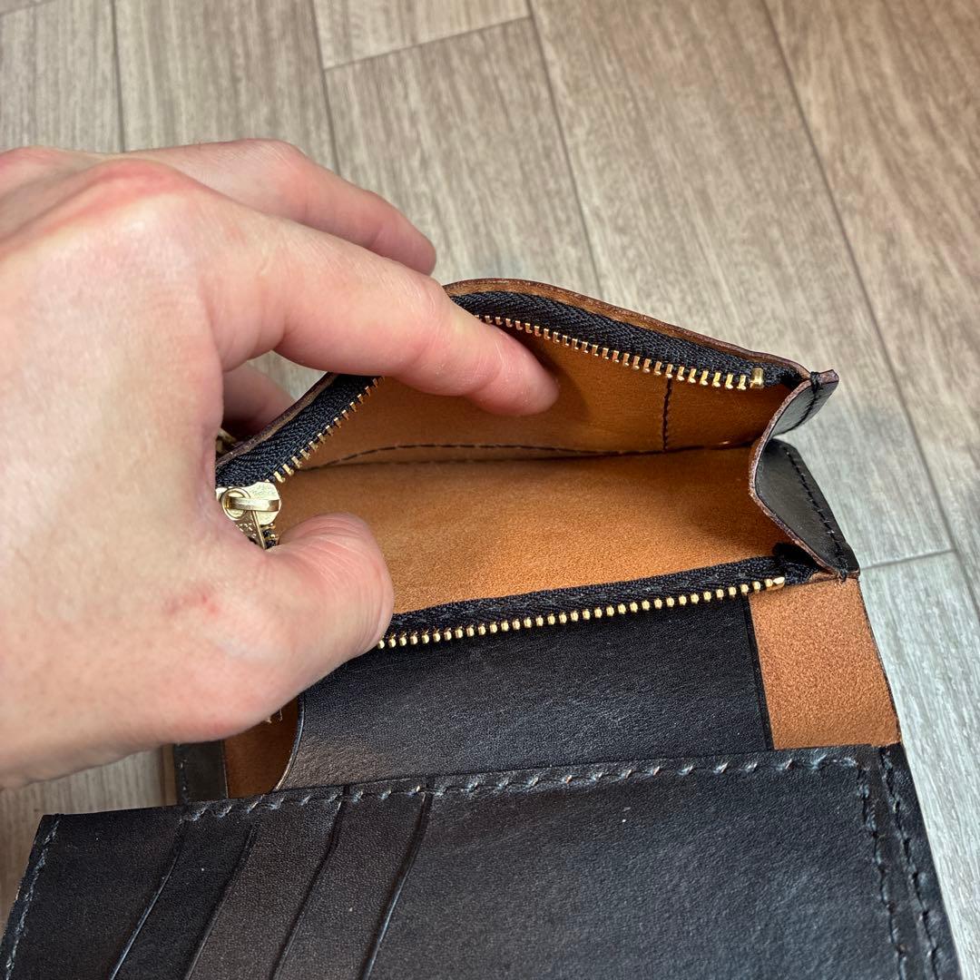 【茶芯ブラック】ミドルトラッカーウォレット　真鍮　黒ステッチ　お札を折らずに収納